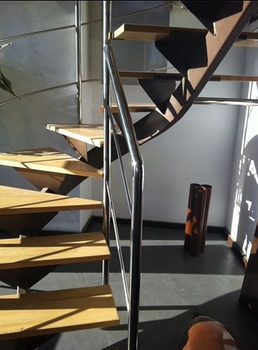 Escalera con tubo central